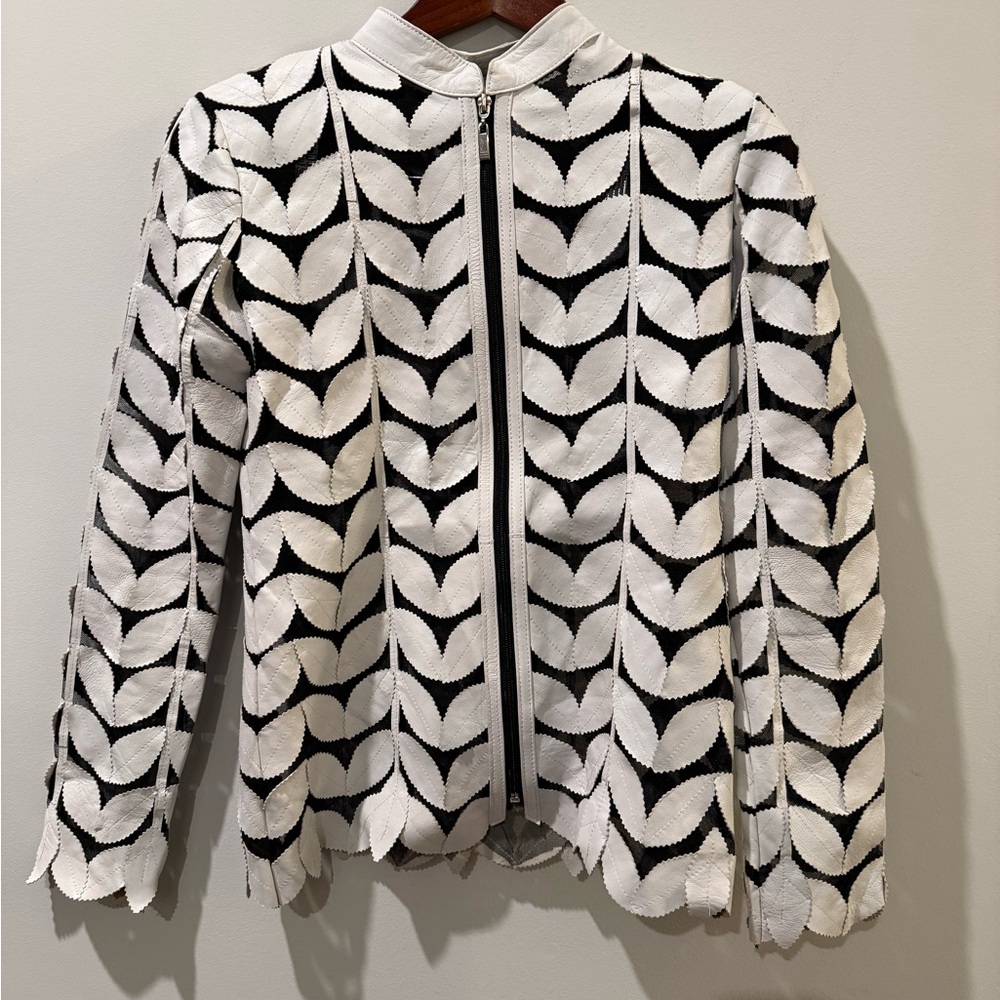 Chic White Leaf Pattern Blazer Size S - image 3